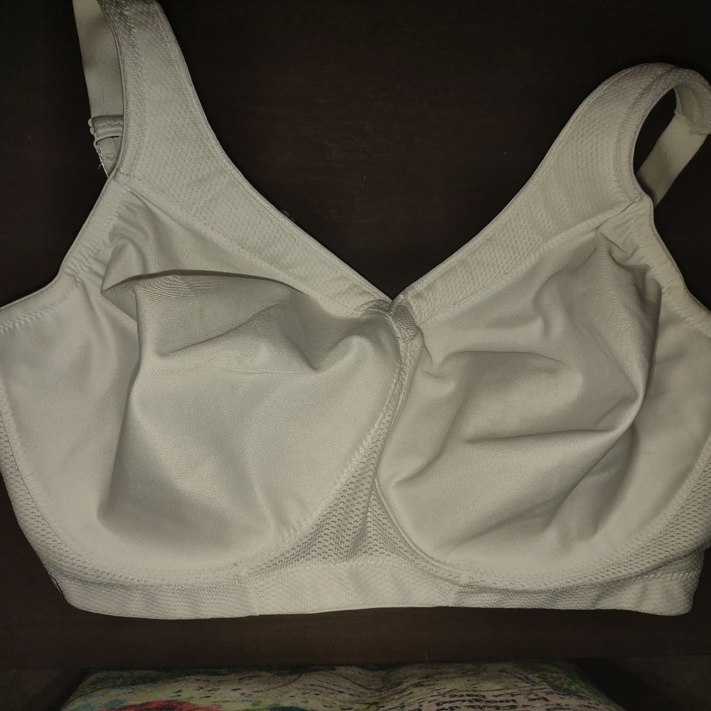 NEW - 38 F Glamorise White Wireless Bra